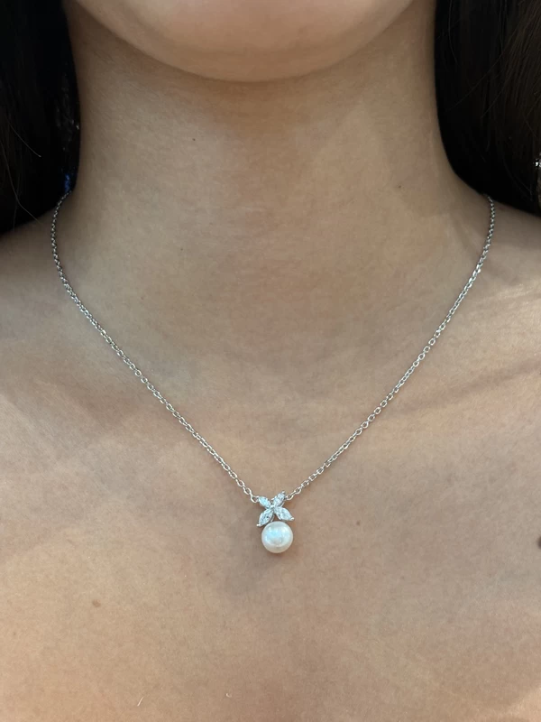 925 silver pearl drop necklace with zircon leaf detail 925 silver pearl drop necklace with zircon leaf detail